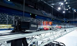 Elektrokettenzüge heben Traversen in Eishockeystadion