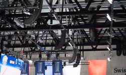 The modern rigging system in the Swiss Life Arena consists of 6 trusses that are distributed above the ice surface and are each held by 5 LP1600 electric chain hoists.
