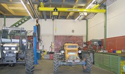 Travelling crane with electric chain hoist