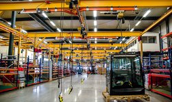 Travelling cranes with electric chain hoists in production hall