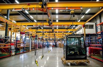 Travelling cranes with electric chain hoists in production hall