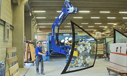 Vacuum lifter for curved glass