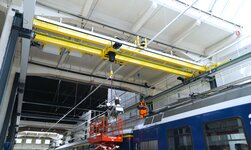 Obergurtlaufkran mit Elektrokettenzug Obergurtlaufkran mit Elektrokettenzug über Bahnwagen