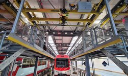 Intelligenter Hallenkran in Zugdepot EIn sicherheitsgebundenes Kransystem von GIS wird eingesetzt bei der Wartung von Schienenfahrzeugen
