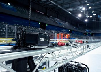 Elektrokettenzüge heben Traversen in Eishockeystadion
