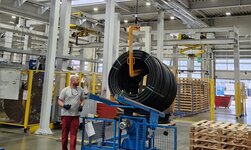 Overhead crane with lifting fork The overhead crane is used to lift plastic rolls onto the machine