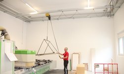 GISKB crane systems with electric chain hoist in production operation