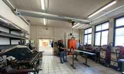 Leichtkransystem mit Elektrokettenzug in mechanischer Werkstatt