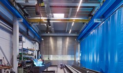 Electric chain hoists in tandem operation lift steel profiles