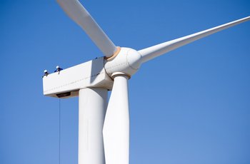 GIS electric chain hoist lifts load into wind turbine nacelle