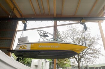 Boatyard crane Synchronous electric chain hoists lift and transport boat