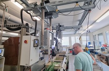 Tauchvorgang mit Kransystem Kransystem mit Apparatur für die automatisierten Hub- und Schwenkbewegungen