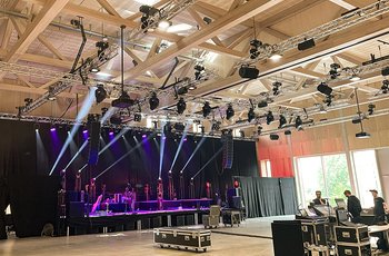 For a concert, cross beams with spotlights are attached to the front longitudinal trusses of the GIS rigging system.