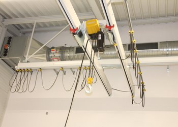 Chain hoist is optimally integrated into the crane and offers maximum lifting height