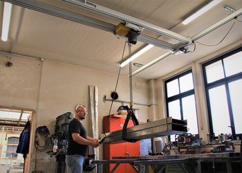 Crane system with electric chain hoist for the transport of metal beams