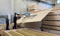 Plate transport indoor crane When the vacuum lifter is attached to the overhead crane, it can be used to transport panels throughout the entire workshop.
