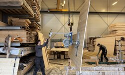 Goods transport workshop The GIS vacuum lifter can be connected to the overhead crane in just a few simple steps and is then available for transporting panels and goods throughout the entire factory.