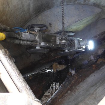 The working robot is carefully lowered into the canal via the inspection shaft
