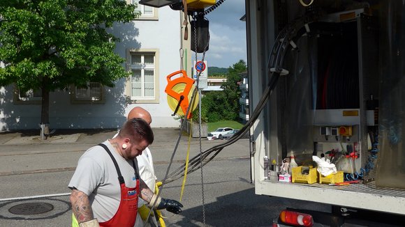 Single-phase chain hoist in truck for sewer cleaning