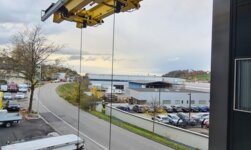Entladung LKW Mit Hilfe des ausfahrbaren Kranträgers können Güter von ausserhalb des Gebäudes hoch in die Produktionsebene transpor-tiert werden.