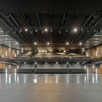 Die Konzerthalle mit dem Grundgerüst des Rigging-Systems mit Elektrokettenzügen und Motorfahrwerken