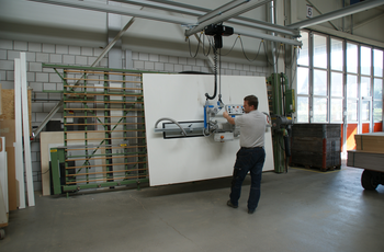 Verschieben von Platte mit Vakuumheber Holzplatte wird mit Vakuum-Handlingsystem vom Hubstapler zur Vertikalsäge transportiert