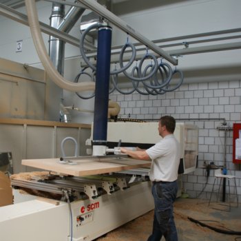 The manually mobile Schmalz Vacuhandling JumboErgo 110 is used to transport the doors to the CNC milling machine