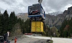 GIS underfloor loaded cabine system At the base station, the gondola picks up a container for under-load transport. The operator controls the process by radio control.