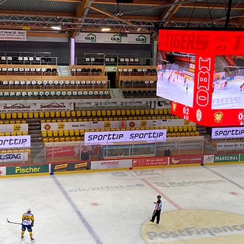 Der 6 x 6 Meter grosse SCL Tigers Videowürfel in Aktion während Eishockeyspiel