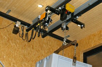 GISKB Kransystem mit Doppekranträger und Zwischenbau Dank hochgebautem Elektrokettenzug wird die verfügbare Raumhöhe optimal genutzt