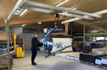 Vakuumheber mit GISKB Kransystem Für die Fertigung von Türelementen setzt die Firma Märki AG Innenausbau ein neues GIS Vakuum-Wendegerät in Kombination mit einem optimal in die Werkhalle integrierten GISKB Kransystem ein.