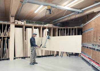 Elektrokettenzug GPM mit Plattengreifer Elektrokettenzug zusammen mit Plattengreifer zum Heben von Holzplatten