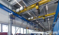 Overhead travelling crane with electric chain hoist Travelling crane with 2 synchronous electric chain hoists and radio control