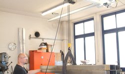 Space-saving workshop crane system for low spaces