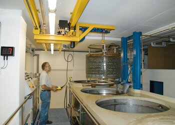 Gedrängte Bauart GPK mit Hallenkransystem In sehr engen Platzverhältnissen wird ein Behälter verschoben mit einem Kransystem