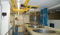 Gedrängte Bauart GPK mit Hallenkransystem In sehr engen Platzverhältnissen wird ein Behälter verschoben mit einem Kransystem