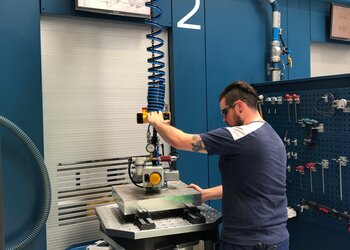 GPK Kettenhandy mit Vakuumhebevorrichtung Kettenhandy wird eingesetzt zum Bestücken von Werkteilen in der Maschinenfabrik