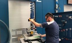 Kettenhandy wird eingesetzt zum Bestücken von Werkteilen in der Maschinenfabrik