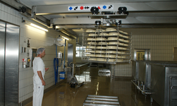Rust-resistant overhead travelling crane in cheese production A radio-controlled stainless steel underslung travelling crane is used to transport cheese loaves