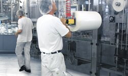 Teleskop-Handykettenzug GPTD mit Vorrichtung für exzentrische Last Im Chemiebetrieb wird eine Rolle in die Maschine bewegt mit einem Teleskophandy