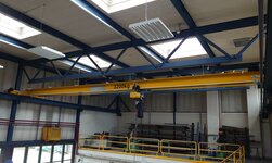 Hallenkran 3200 kg Traglast Der GIS Brückenkran hat eine grosse Spannweite