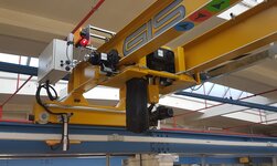 Höhenoptimierter Laufkran mit Elektrokettenzug Hallenkran für hohe Traglasten und grosse Spannweiten