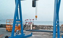 Gantry crane in outdoor application for the transport of loads up to 3200 kg