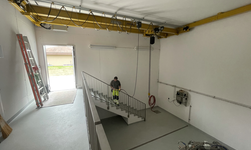 Höhenoptimierter Laufkran in pumpstation hallenkran ist optimal in raum integriert und bietet eine maximale hubhöhe