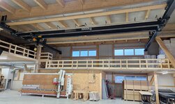 Hallenkran Schreinerei Laufkran in platzsparender Bauweise wird für den Gütertransport eingesetzt