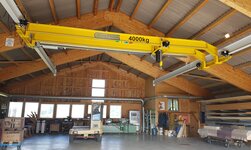 Untergurtlaufkran hoehenoptimiert hallenkran in schreinerei mit optimaler ausnutzung der raumhoehe