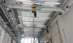 Untergurtlaufkran mit mehreren Kranträger Das elektrisch betriebene kransystem wird mittels funksteuerung bedient