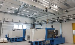 Laufkran am Arbeitsplatz Hallenkran wird eingesetzt für das Bestücken von Maschine