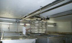 Rostbeständer Untergurt-Laufkran Brückenkran wird in Käserei zum transportieren von käse eingesetzt