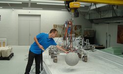Untergurtlaufkran bei raum- und luftfahrttests Kransystem wird eingesetzt für simulationen mit dem marsrover